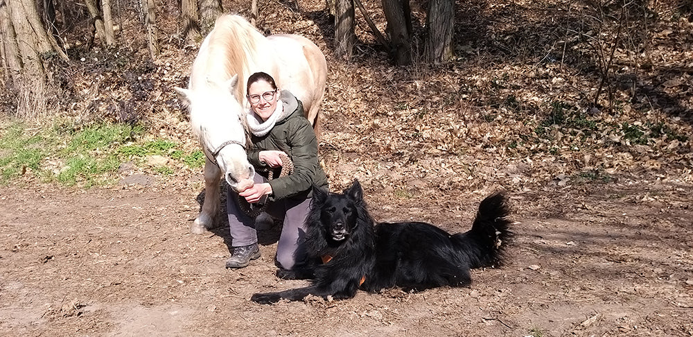 Julia Gossen mit Pferd und Hund